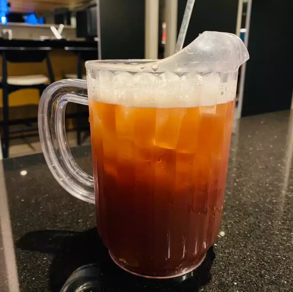 「天鍋」麻辣鴛鴦鍋｜泡泡雞白湯x紅金麻辣湯，搭配入口即化和牛