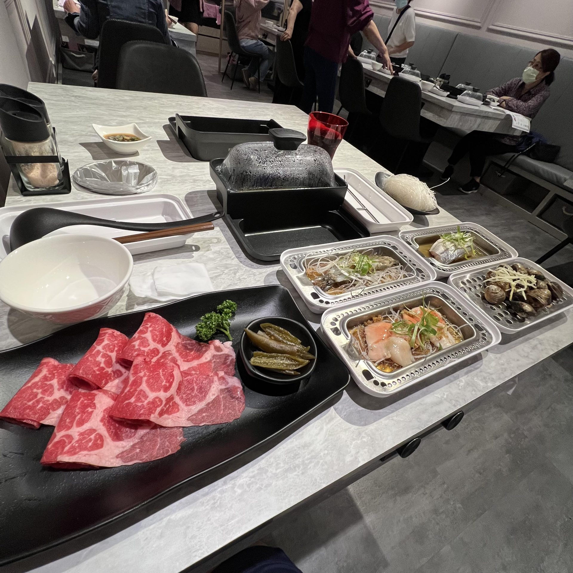 板橋火鍋推薦|天富即食鍋,找回高端食材的原味,煎烤蒸煮炖一次滿足的超強鍋物,用各種方式吃遍肉與海鮮 written by 何宜澤 2023