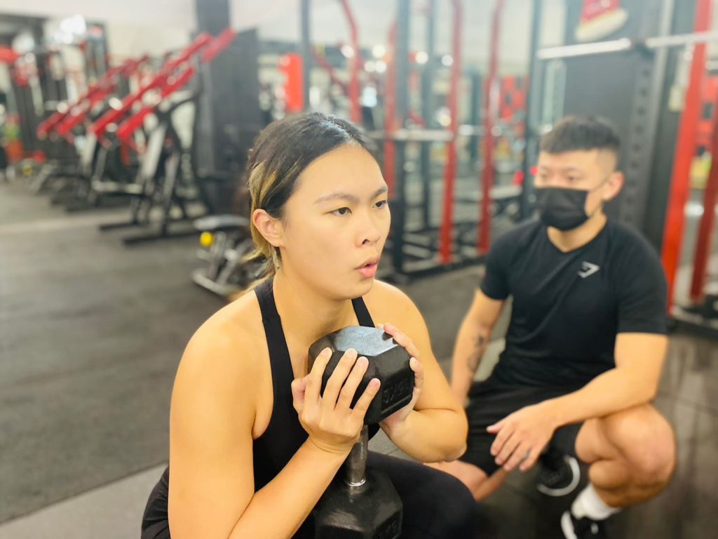 高雄一對一健身教練推薦|『放肆運動』獨門呼吸法,讓健身新手輕鬆開啟重訓之路! 負重深蹲,狀況好很多