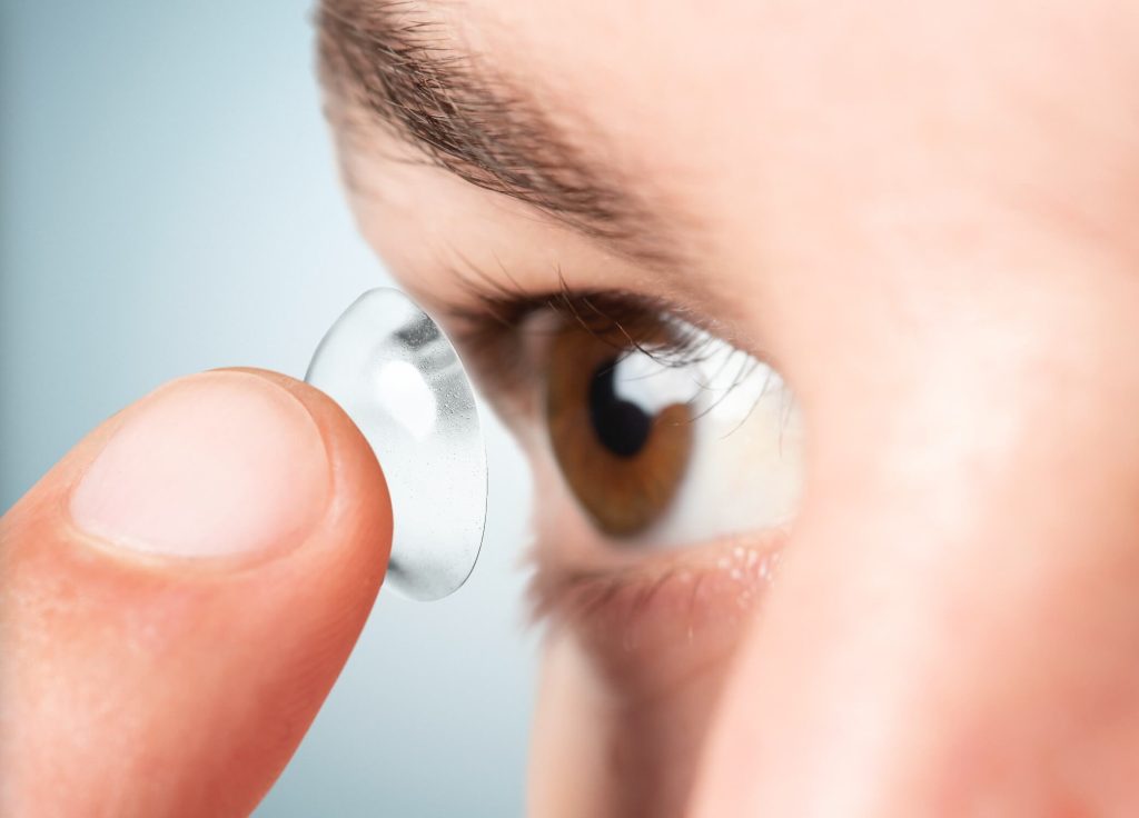 隱眼戴太久、狂用手機眼睛乾澀?教你日常8個小方法,保持眼睛濕潤舒適 乾眼症成因