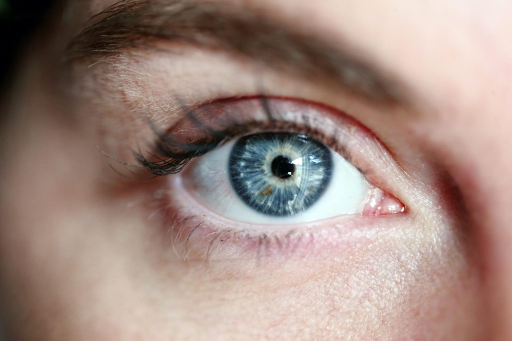 隱眼戴太久、狂用手機眼睛乾澀?教你日常8個小方法,保持眼睛濕潤舒適 眼睛乾澀