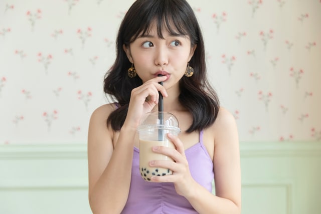 皮膚老化元兇原來是它!愛吃「糖」的螞蟻人注意了,攝取過多小心老得快 喝飲料示意圖