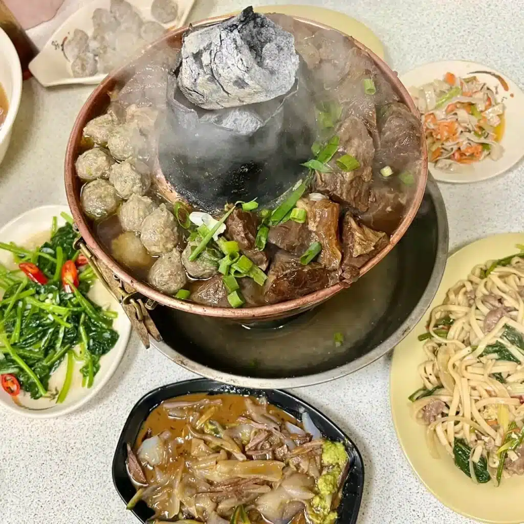 台中清真恩德元餃子館|老饕都愛的「炭烤牛肉火鍋」啦!必吃小和牛厚牛塊、蔥薑牛肉丸 叮咚News|分享新奇與樂趣