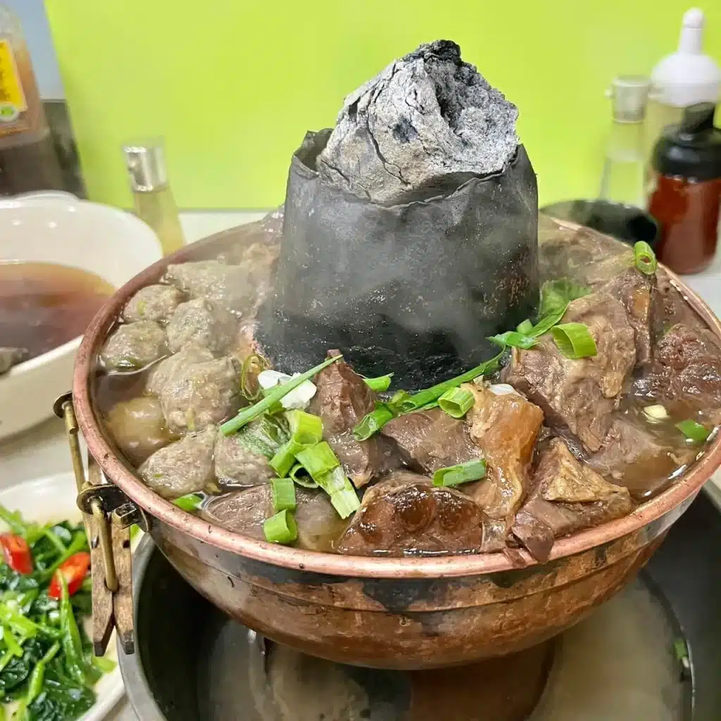 台中清真恩德元餃子館|老饕都愛的「炭烤牛肉火鍋」啦!必吃小和牛厚牛塊、蔥薑牛肉丸 叮咚News|分享新奇與樂趣