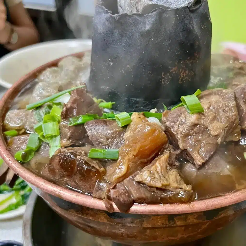 台中清真恩德元餃子館|老饕都愛的「炭烤牛肉火鍋」啦!必吃小和牛厚牛塊、蔥薑牛肉丸 叮咚News|分享新奇與樂趣