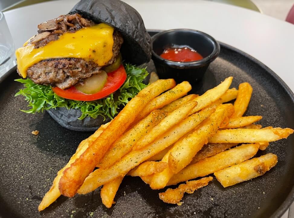 勤美美食推薦│At three café-隱身巷弄裡的「歐風質感咖啡廳」 噴汁、料滿滿牛肉漢堡必吃 牛肉漢堡 $280