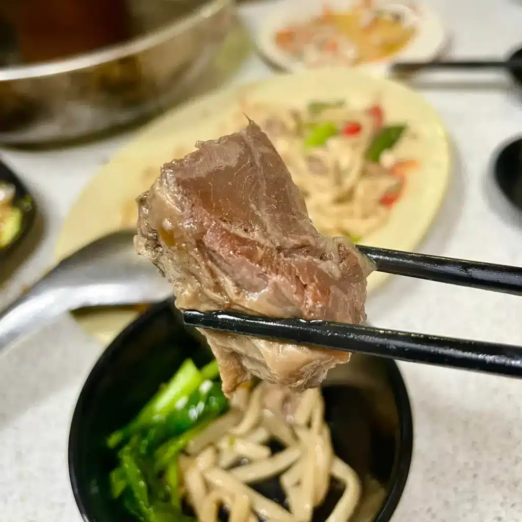 台中清真恩德元餃子館|老饕都愛的「炭烤牛肉火鍋」啦!必吃小和牛厚牛塊、蔥薑牛肉丸 叮咚News|分享新奇與樂趣
