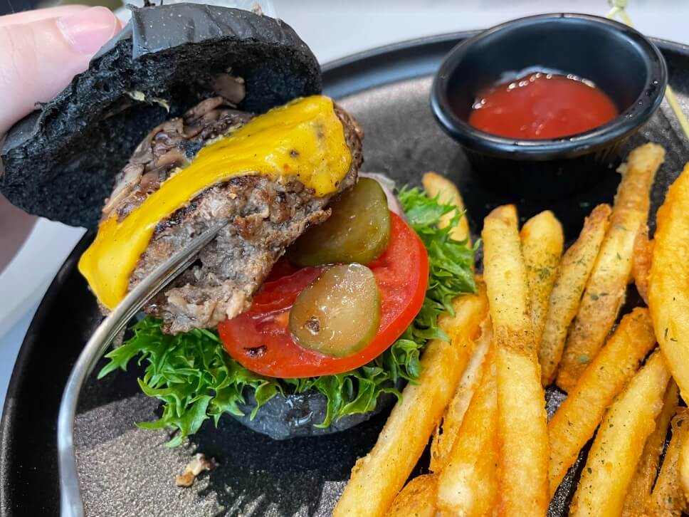 勤美美食推薦│At three café-隱身巷弄裡的「歐風質感咖啡廳」 噴汁、料滿滿牛肉漢堡必吃 牛肉漢堡 $280-2