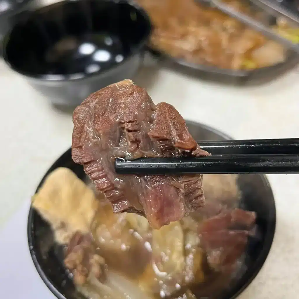 台中清真恩德元餃子館|老饕都愛的「炭烤牛肉火鍋」啦!必吃小和牛厚牛塊、蔥薑牛肉丸 叮咚News|分享新奇與樂趣
