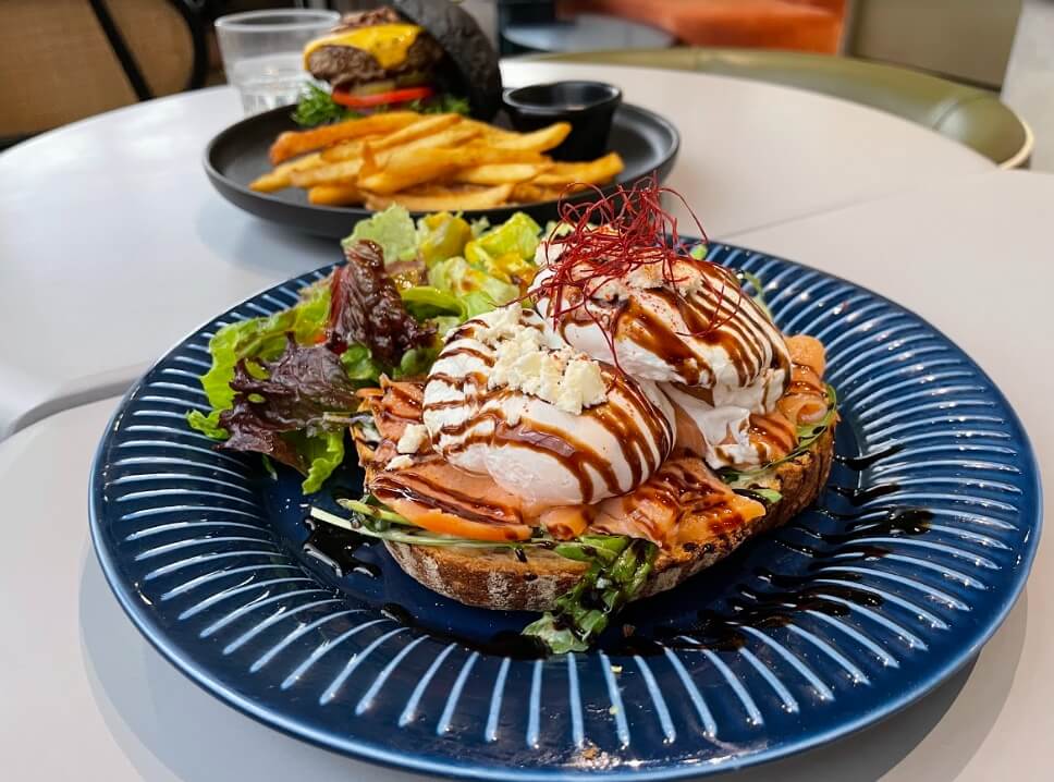 勤美美食推薦│At three café-隱身巷弄裡的「歐風質感咖啡廳」 噴汁、料滿滿牛肉漢堡必吃 煙燻鮭魚麵包塔 $280