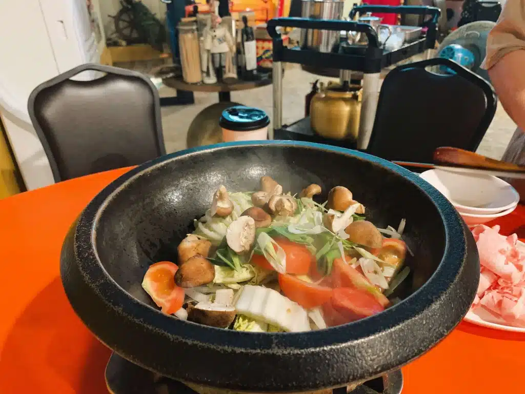 【台中西區火鍋】食藝石頭火鍋|古早味桌邊現炒火鍋,麻油香氣四溢超犯規!半自助式豐富食材隨意自取 叮咚News|分享新奇與樂趣