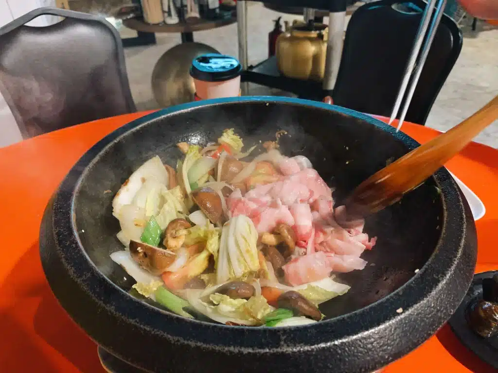 【台中西區火鍋】食藝石頭火鍋|古早味桌邊現炒火鍋,麻油香氣四溢超犯規!半自助式豐富食材隨意自取 叮咚News|分享新奇與樂趣