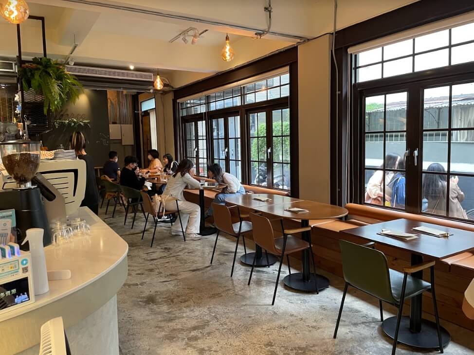 勤美美食推薦│At three café-隱身巷弄裡的「歐風質感咖啡廳」 噴汁、料滿滿牛肉漢堡必吃 At three café│店家外觀