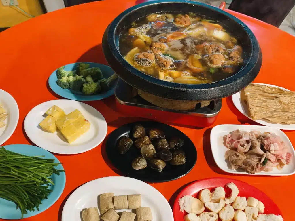 【台中西區火鍋】食藝石頭火鍋|古早味桌邊現炒火鍋,麻油香氣四溢超犯規!半自助式豐富食材隨意自取 叮咚News|分享新奇與樂趣