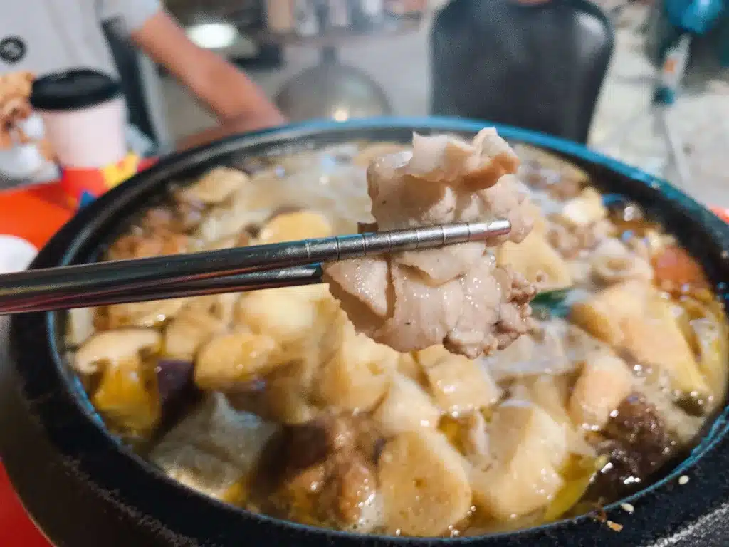 【台中西區火鍋】食藝石頭火鍋|古早味桌邊現炒火鍋,麻油香氣四溢超犯規!半自助式豐富食材隨意自取 叮咚News|分享新奇與樂趣