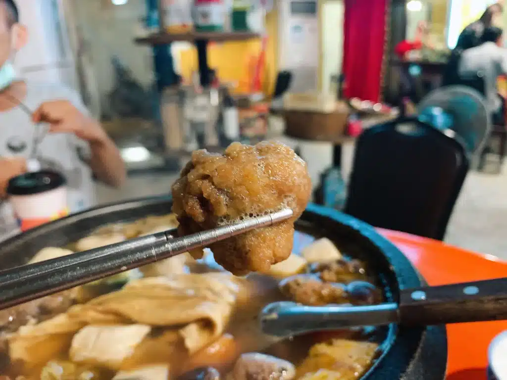 【台中西區火鍋】食藝石頭火鍋|古早味桌邊現炒火鍋,麻油香氣四溢超犯規!半自助式豐富食材隨意自取 叮咚News|分享新奇與樂趣