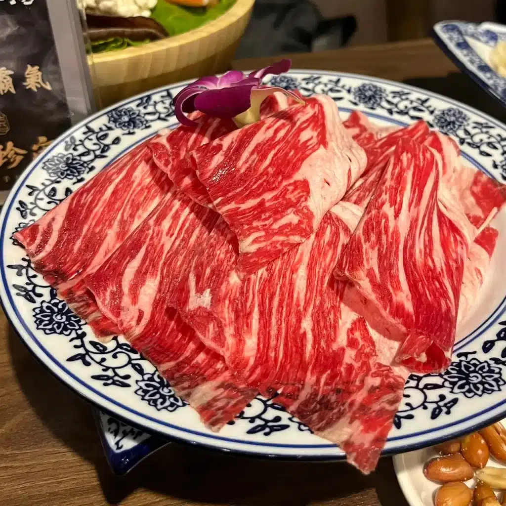 禧珍家|評價、菜單、必點、價格全攻略!冷藏手切厚牛x烤布蕾鍋x炸蛋螺螄粉,宮廷風鍋物有請皇上、皇后入殿享用!台中 叮咚News|分享新奇與樂趣