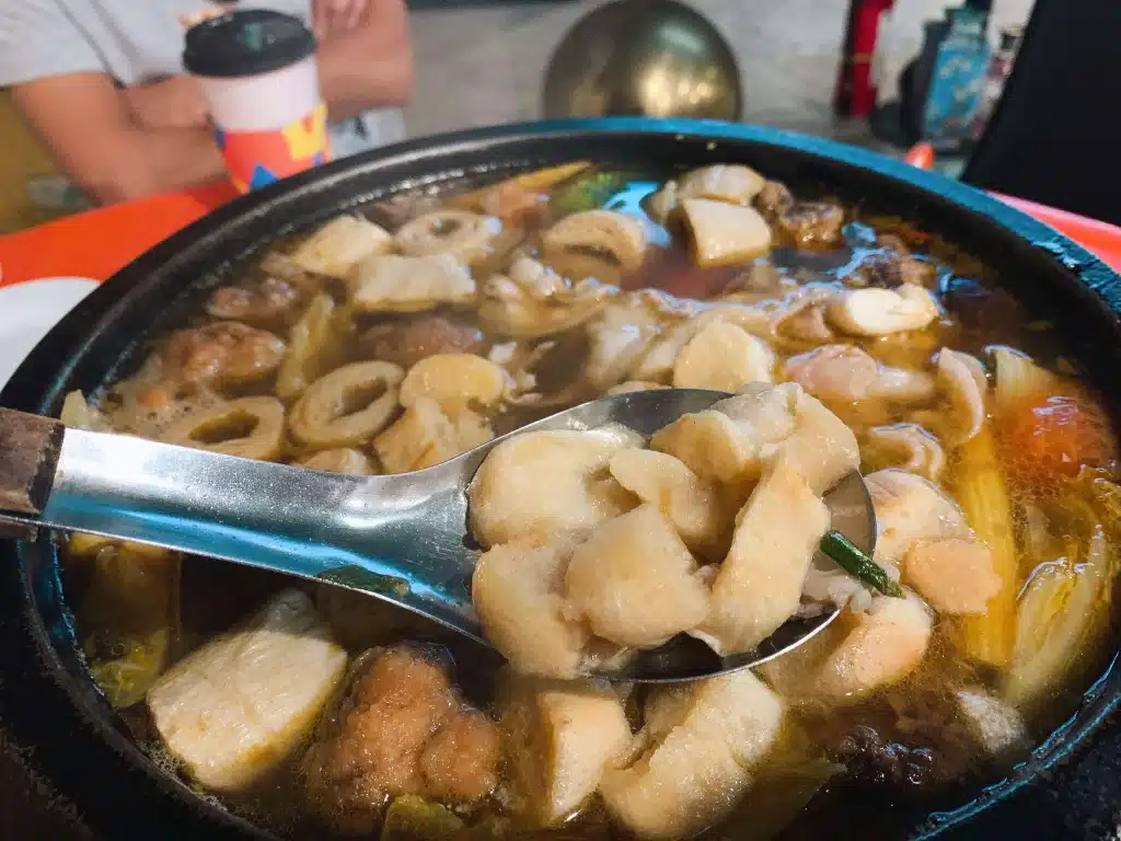 【台中西區火鍋】食藝石頭火鍋|古早味桌邊現炒火鍋,麻油香氣四溢超犯規!半自助式豐富食材隨意自取 叮咚News|分享新奇與樂趣