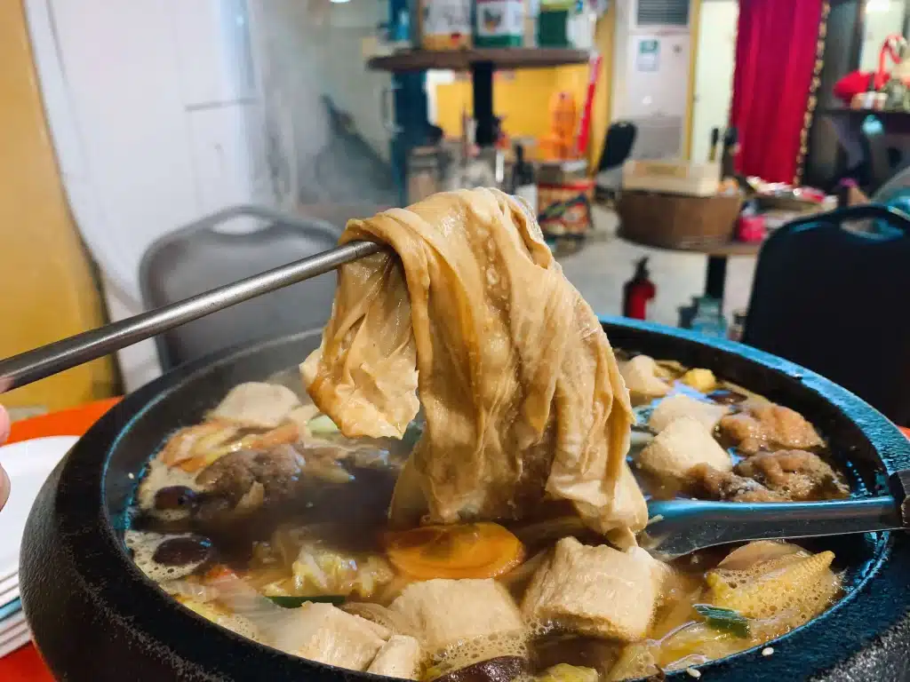 【台中西區火鍋】食藝石頭火鍋|古早味桌邊現炒火鍋,麻油香氣四溢超犯規!半自助式豐富食材隨意自取 叮咚News|分享新奇與樂趣