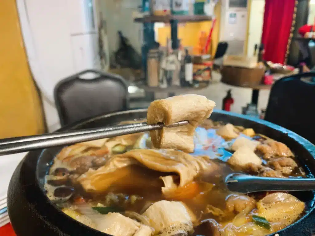 【台中西區火鍋】食藝石頭火鍋|古早味桌邊現炒火鍋,麻油香氣四溢超犯規!半自助式豐富食材隨意自取 叮咚News|分享新奇與樂趣