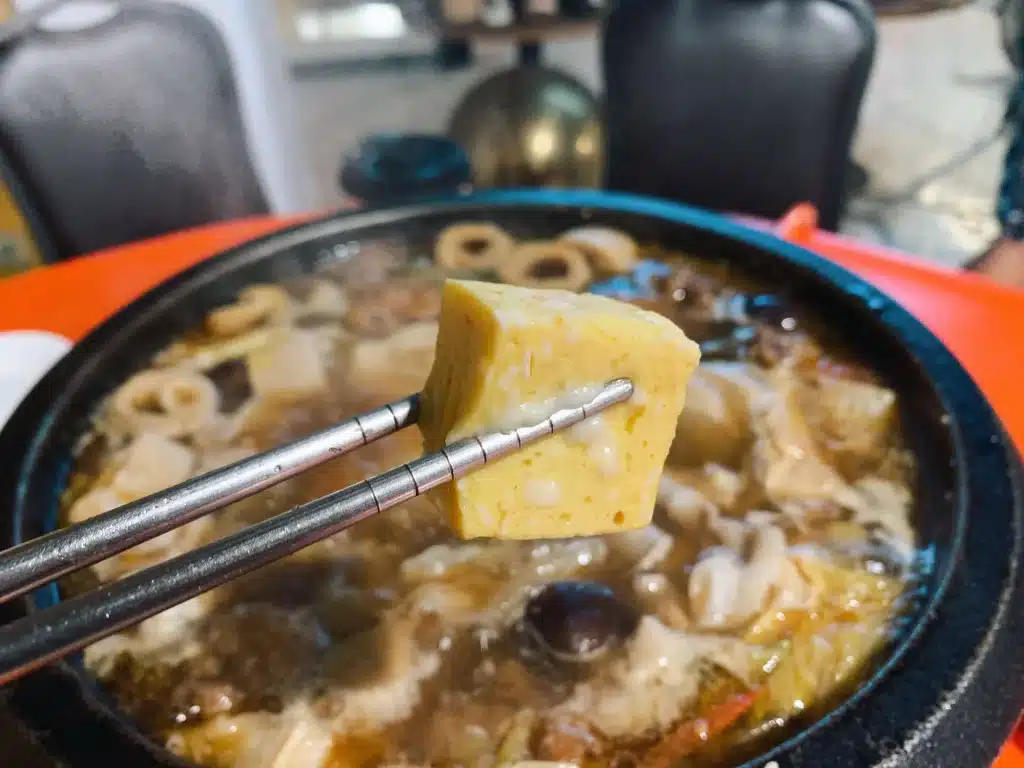 【台中西區火鍋】食藝石頭火鍋|古早味桌邊現炒火鍋,麻油香氣四溢超犯規!半自助式豐富食材隨意自取 叮咚News|分享新奇與樂趣