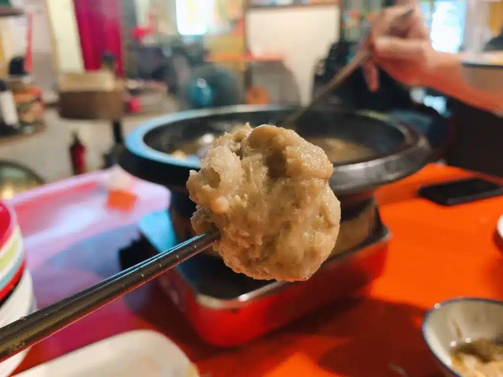 【台中西區火鍋】食藝石頭火鍋|古早味桌邊現炒火鍋,麻油香氣四溢超犯規!半自助式豐富食材隨意自取 叮咚News|分享新奇與樂趣