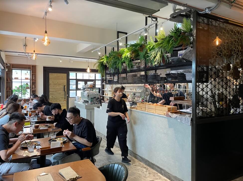勤美美食推薦│At three café-隱身巷弄裡的「歐風質感咖啡廳」 噴汁、料滿滿牛肉漢堡必吃 At three café│店家外觀-2