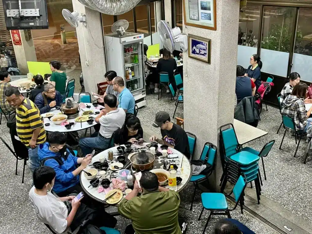 台中清真恩德元餃子館|老饕都愛的「炭烤牛肉火鍋」啦!必吃小和牛厚牛塊、蔥薑牛肉丸 叮咚News|分享新奇與樂趣
