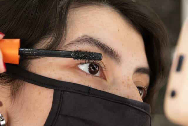 新手刷睫毛必學!不再手殘毀眼妝,輕鬆擺脫結塊、蟑螂鬚 刷睫毛教學