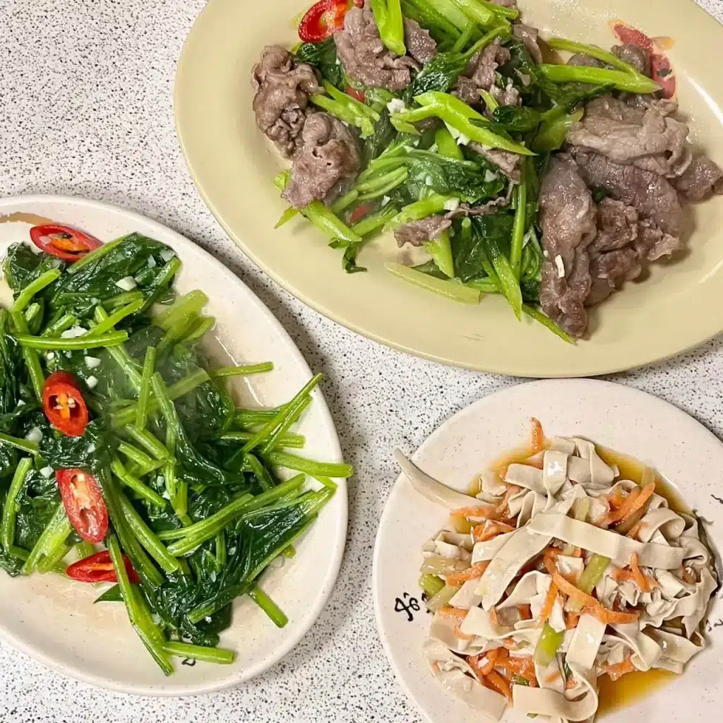 台中清真恩德元餃子館|老饕都愛的「炭烤牛肉火鍋」啦!必吃小和牛厚牛塊、蔥薑牛肉丸 叮咚News|分享新奇與樂趣
