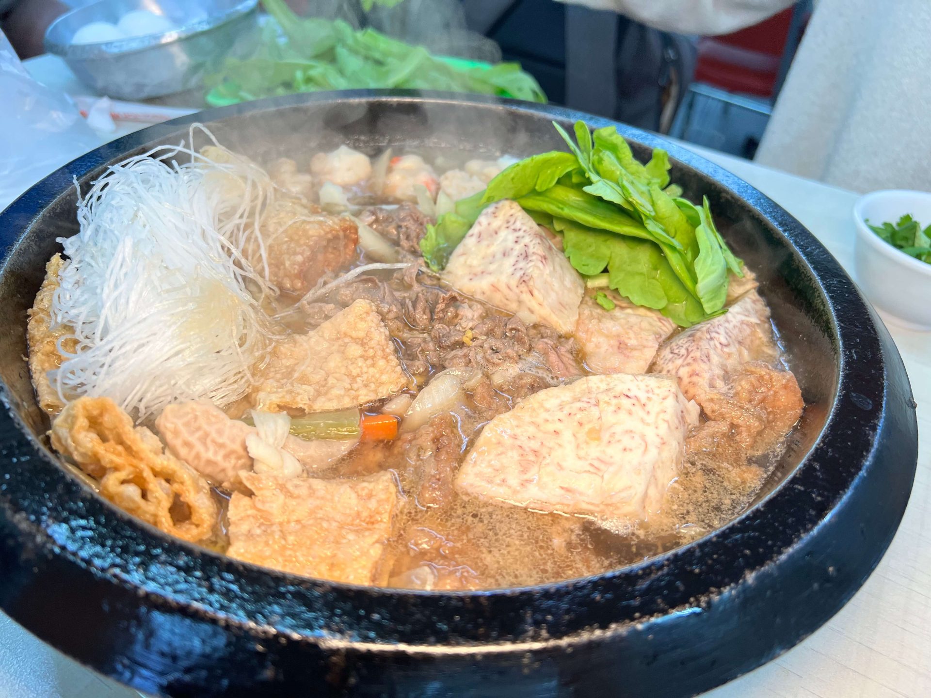 松江南京站石頭火鍋|小紅莓石頭火鍋城,僅此一家別無分店,屹立不搖40年的台北老店! 石頭火鍋照片