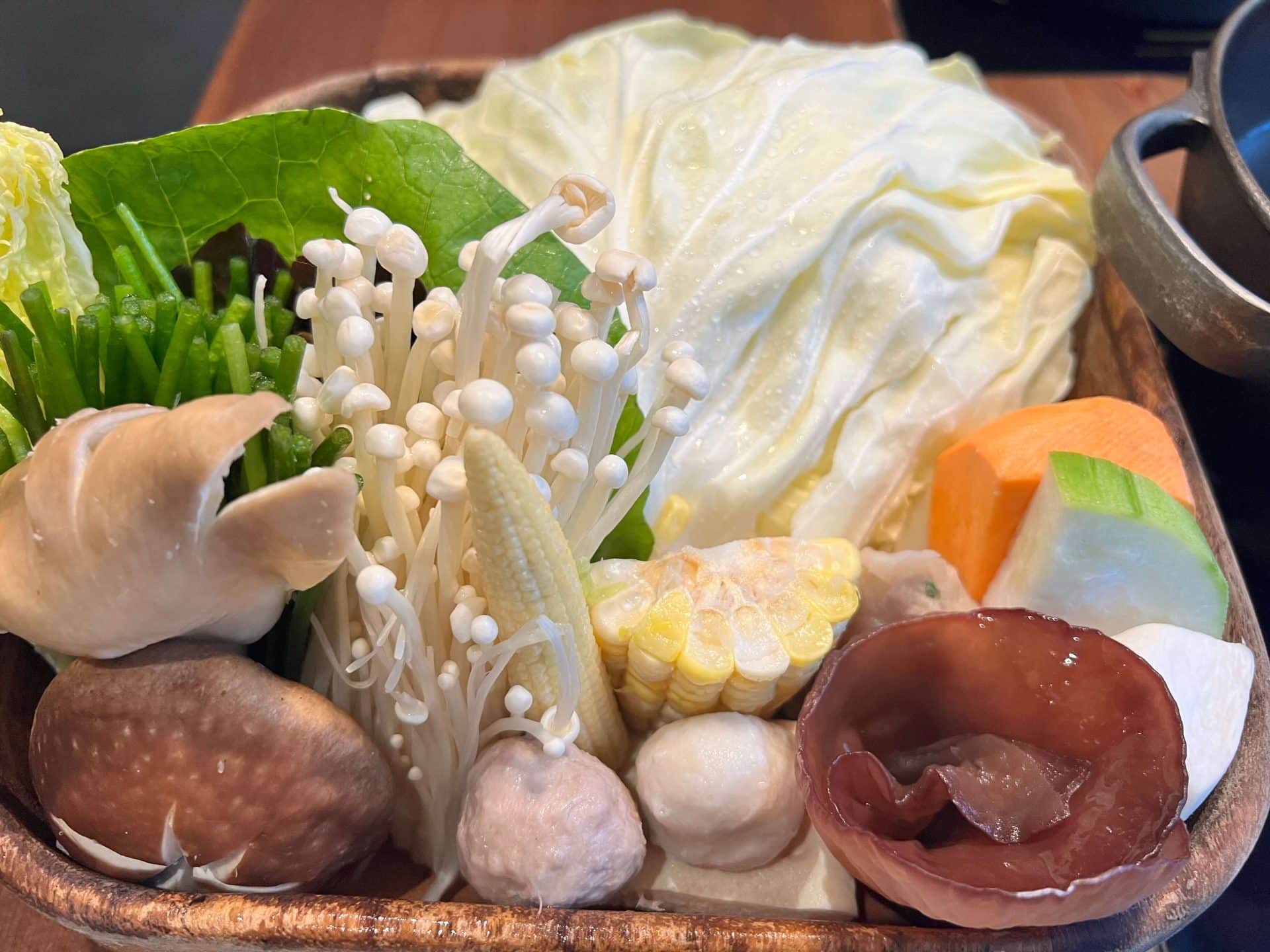 松菸文青火鍋店|初衷小鹿,在天然的鍋物裡,找回最初的自己 火鍋菜盤