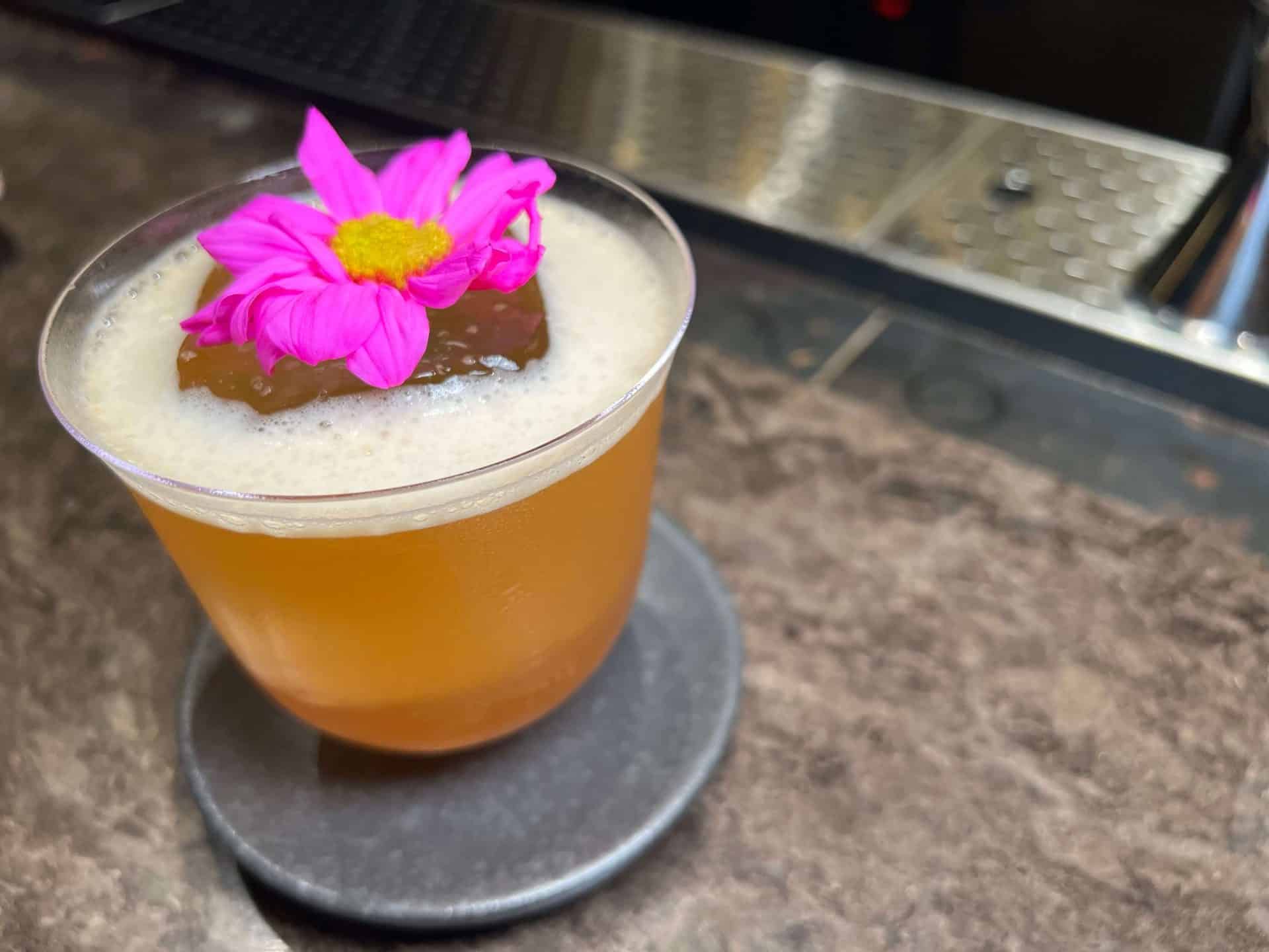 【國父紀念館餐酒館】Cog & J 每一杯調酒都是故事 望春蘭 |植物學家琴酒、鹿野紅烏龍、葡夢香甜酒、白玉蘭花、香蕉