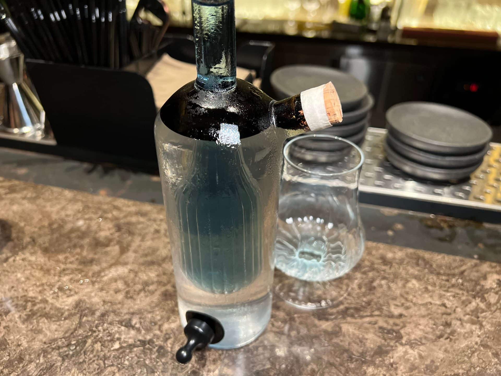 【國父紀念館餐酒館】Cog & J 每一杯調酒都是故事 解憂瓶|Mezcal、Lillet、Violet、Rum、花梨木、Sweet Vermouth、大黃根、葡萄柚