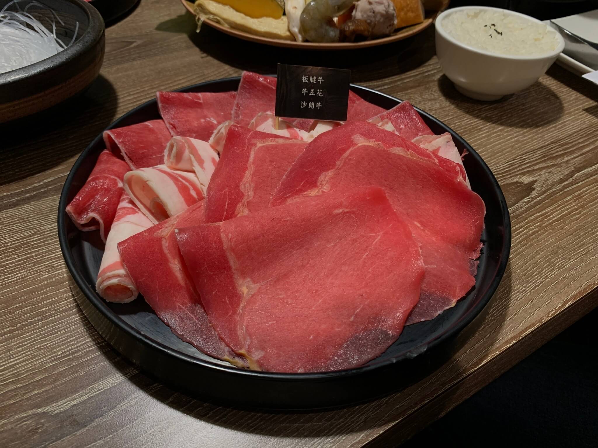 嘉義聚餐推薦|「鼎盛十里鍋物」平價中也能享受氣派的儀式感,超大場地適合多人聚餐! 叮咚News|分享新奇與樂趣
