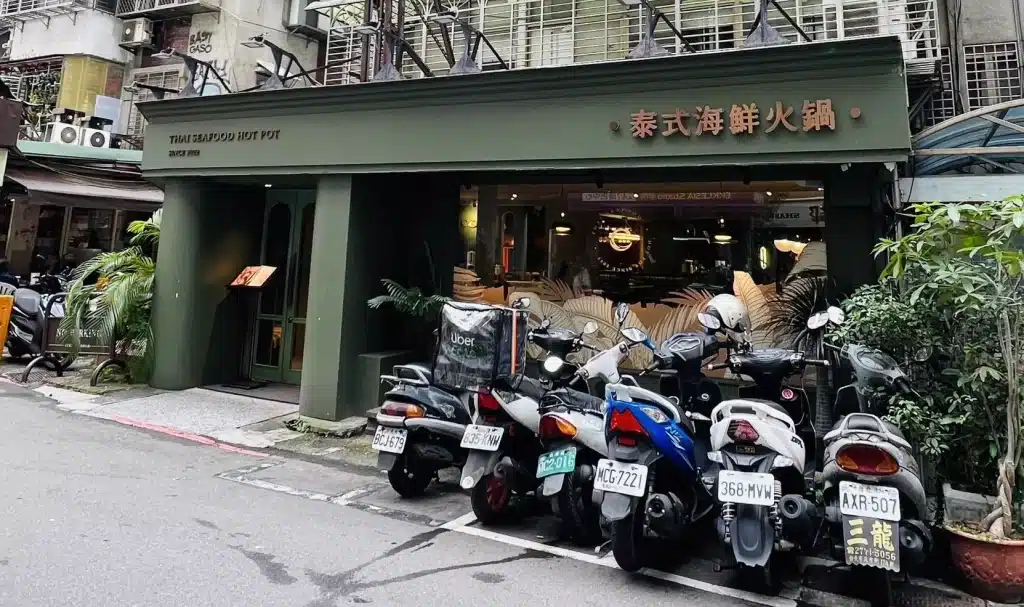 COCA泰式火鍋 | 東南亞風味特濃鍋底！青咖哩、椰奶、冬陰功、香茅湯頭帶你深入泰國