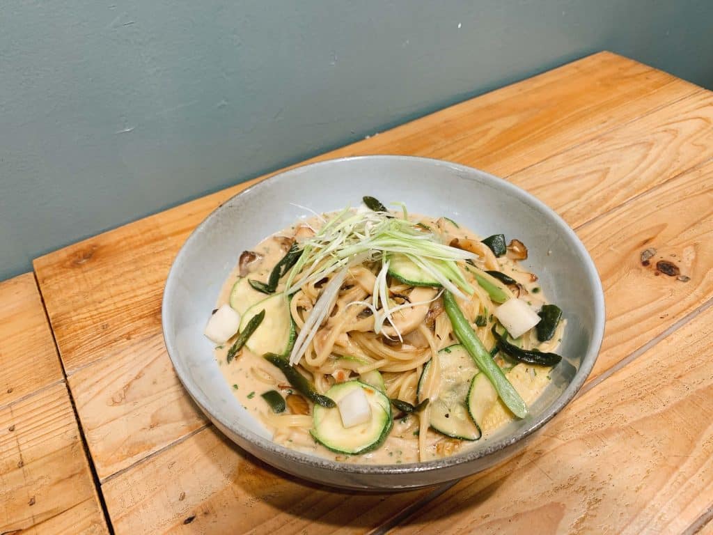 台中創意異國蔬食料理|Enrich restaurant & café 特製醬料和自然系食材,無法抗拒的義式風味! 剝皮辣椒奶油白醬麵 $300-2