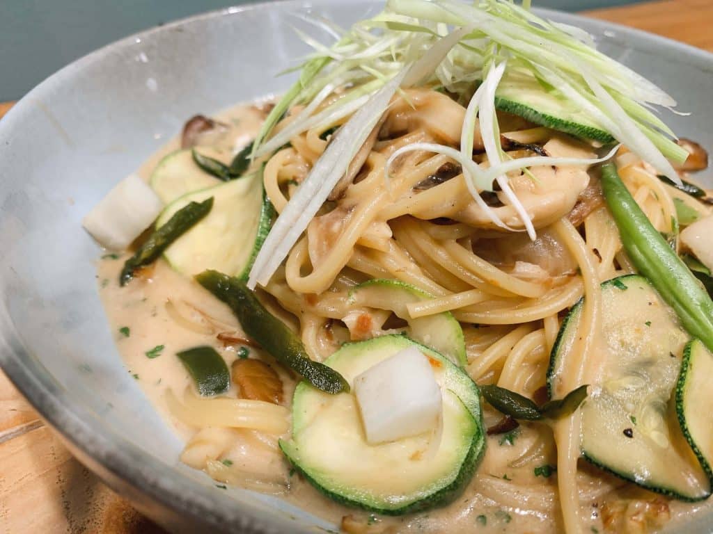 台中創意異國蔬食料理|Enrich restaurant & café 特製醬料和自然系食材,無法抗拒的義式風味! 剝皮辣椒奶油白醬麵 $300