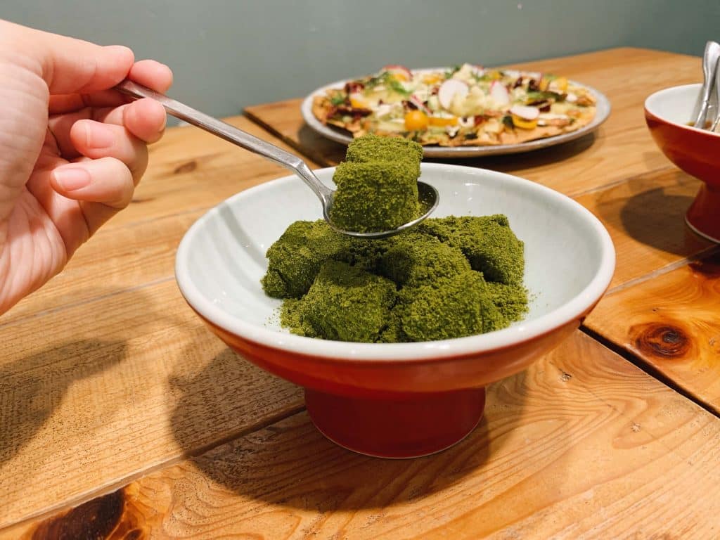 台中創意異國蔬食料理|Enrich restaurant & café 特製醬料和自然系食材,無法抗拒的義式風味! 京都抹茶蕨餅 $90