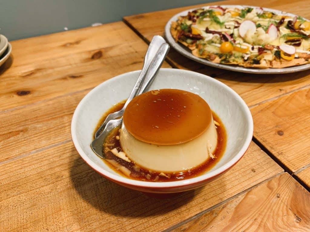 台中創意異國蔬食料理|Enrich restaurant & café 特製醬料和自然系食材,無法抗拒的義式風味! 茶香味焦糖烤布丁 $90