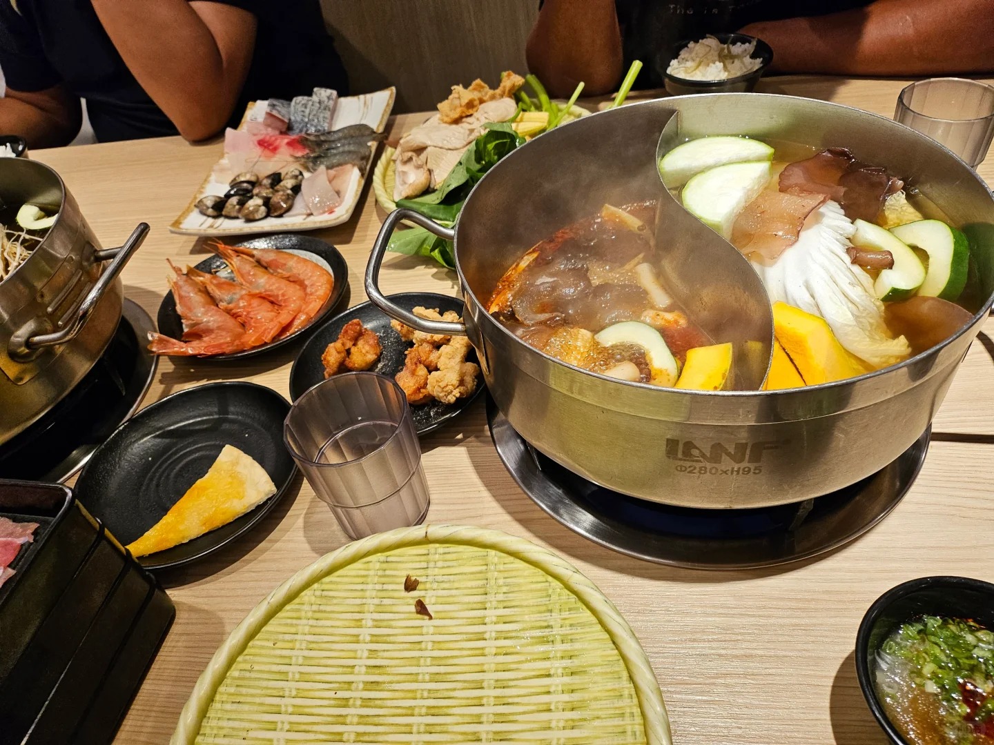 真吃評價 14間台中火鍋推薦|小編掏錢幫大家踩雷,測評到底好不好吃,吃到飽、麻辣鍋、石頭鍋、異國風味樣樣俱備(2026最新版) 叮咚News|分享新奇與樂趣