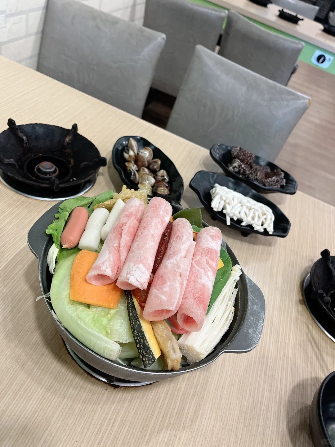 8間桃園小火鍋推薦|唸書4年吃了數十遍的美味,性價比超高的在地美食、吃到飽、麻辣、起司牛奶、酸菜白肉都有(2026更新版) 鍋賣局