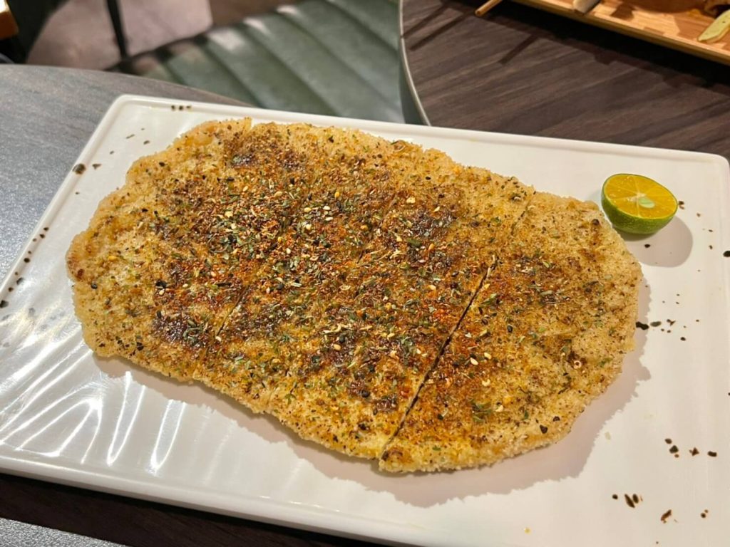 【台中素食燒烤】飢餓救星「蔬食炙燒」|夜貓子有福啦~宵夜爽吃串燒、G米花、G排,大口喝啤酒好去處! 椒麻大G排