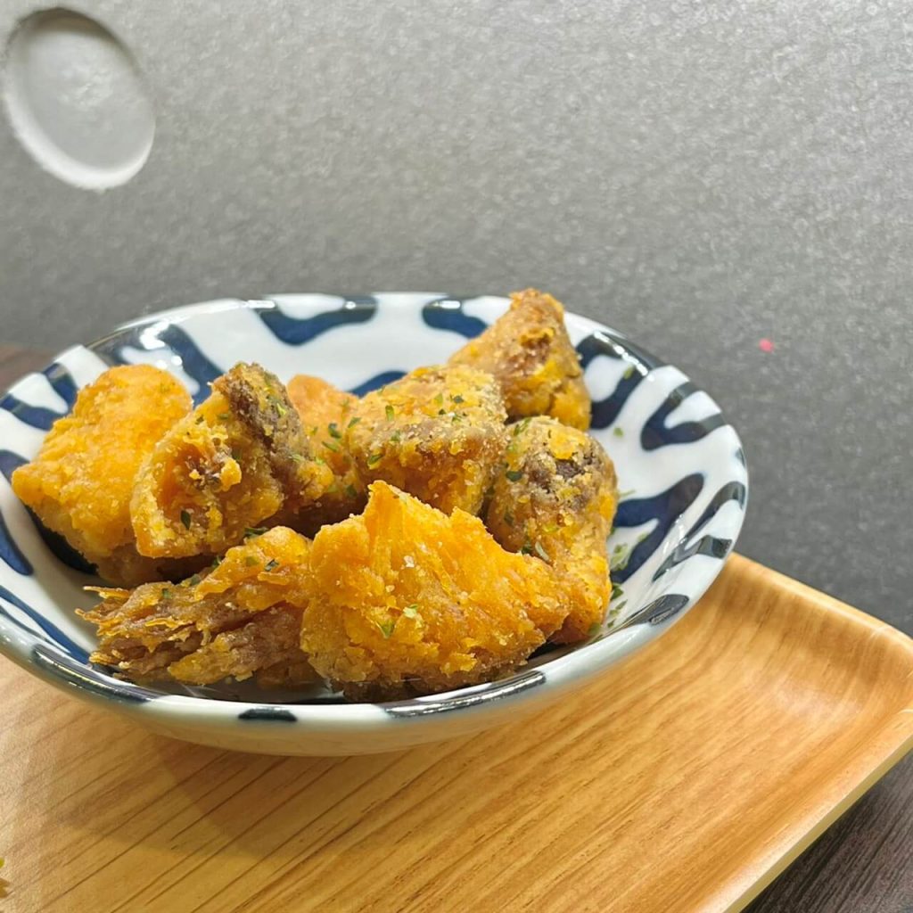 【台中素食燒烤】飢餓救星「蔬食炙燒」|夜貓子有福啦~宵夜爽吃串燒、G米花、G排,大口喝啤酒好去處! 猴頭菇G米花
