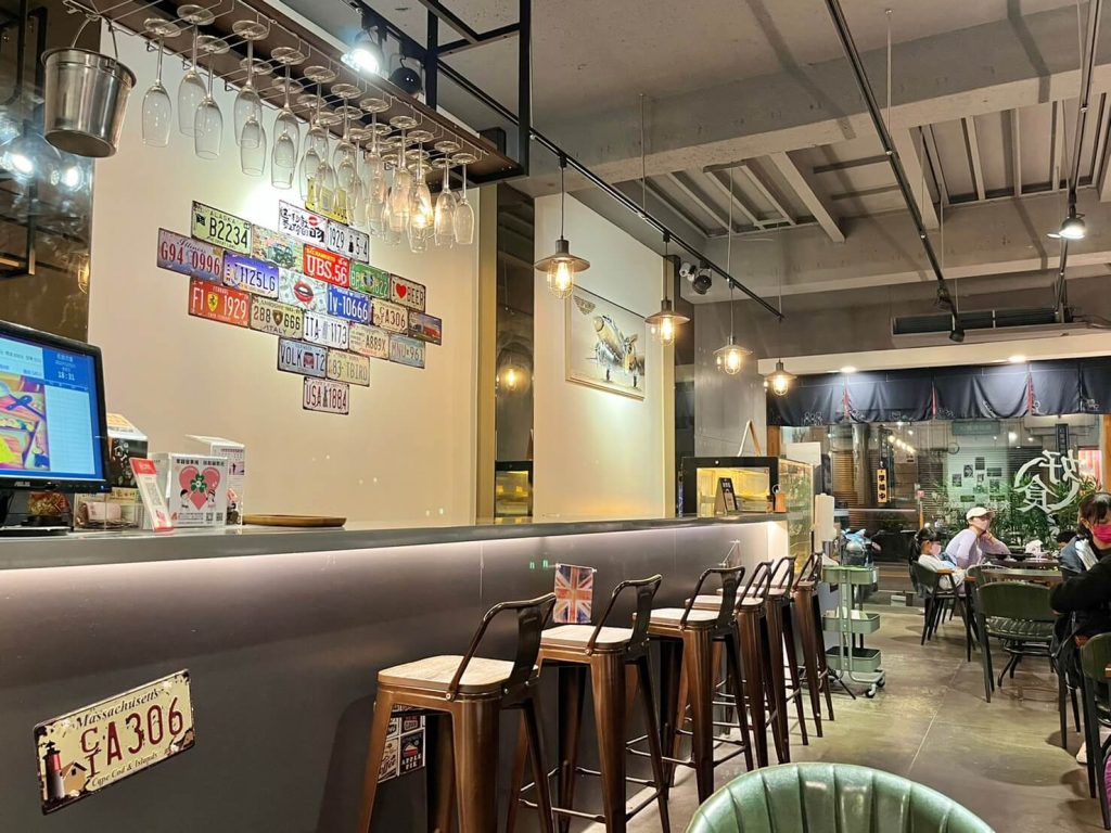 【台中素食燒烤】飢餓救星「蔬食炙燒」|夜貓子有福啦~宵夜爽吃串燒、G米花、G排,大口喝啤酒好去處! 內用用餐環境