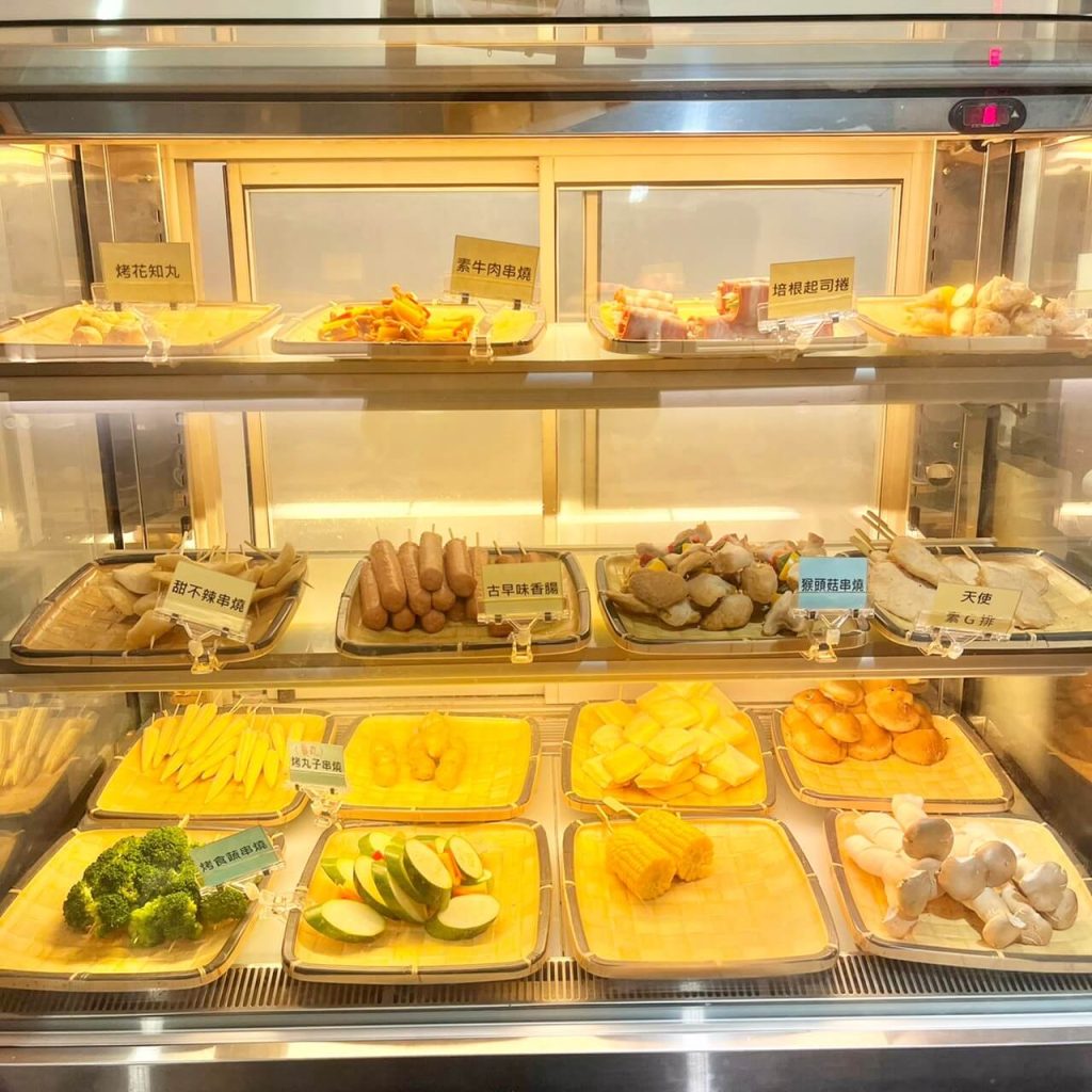 【台中素食燒烤】飢餓救星「蔬食炙燒」|夜貓子有福啦~宵夜爽吃串燒、G米花、G排,大口喝啤酒好去處! 飢餓救星蔬食炙燒|菜單-2