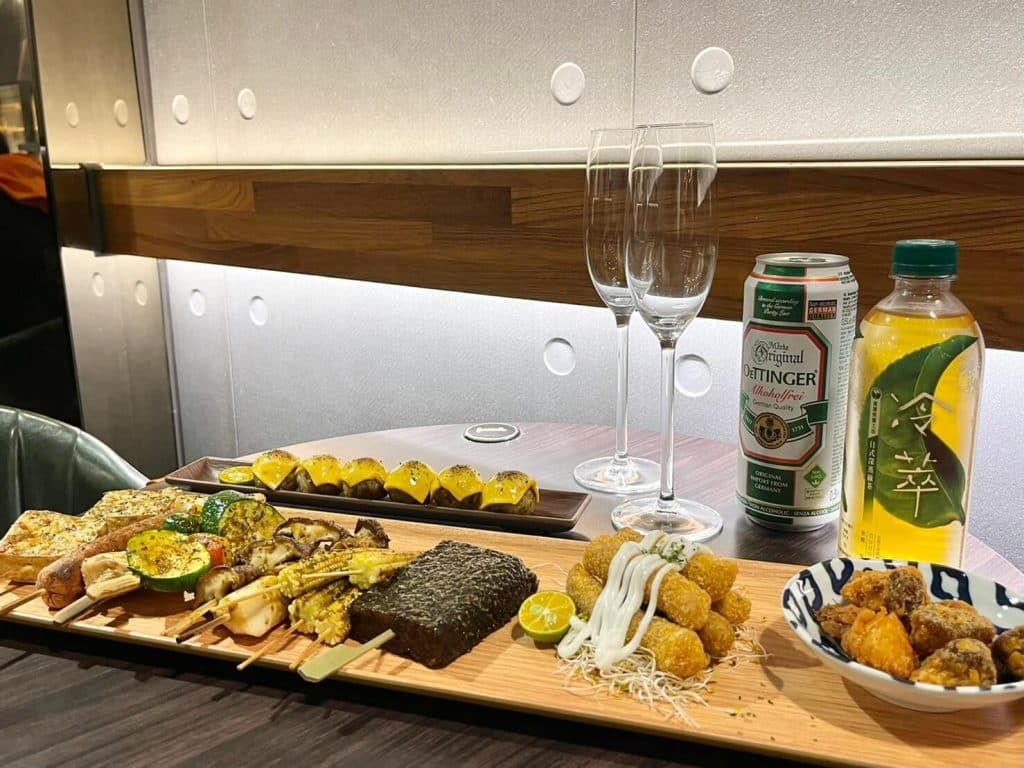 【台中素食燒烤】飢餓救星「蔬食炙燒」|夜貓子有福啦~宵夜爽吃串燒、G米花、G排,大口喝啤酒好去處! 飢餓救星蔬食炙燒|大啖美食時刻