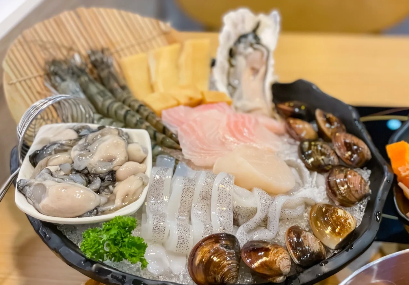 8間桃園小火鍋推薦|唸書4年吃了數十遍的美味,性價比超高的在地美食、吃到飽、麻辣、起司牛奶、酸菜白肉都有(2026更新版) 桃園 山崎昆布鍋物