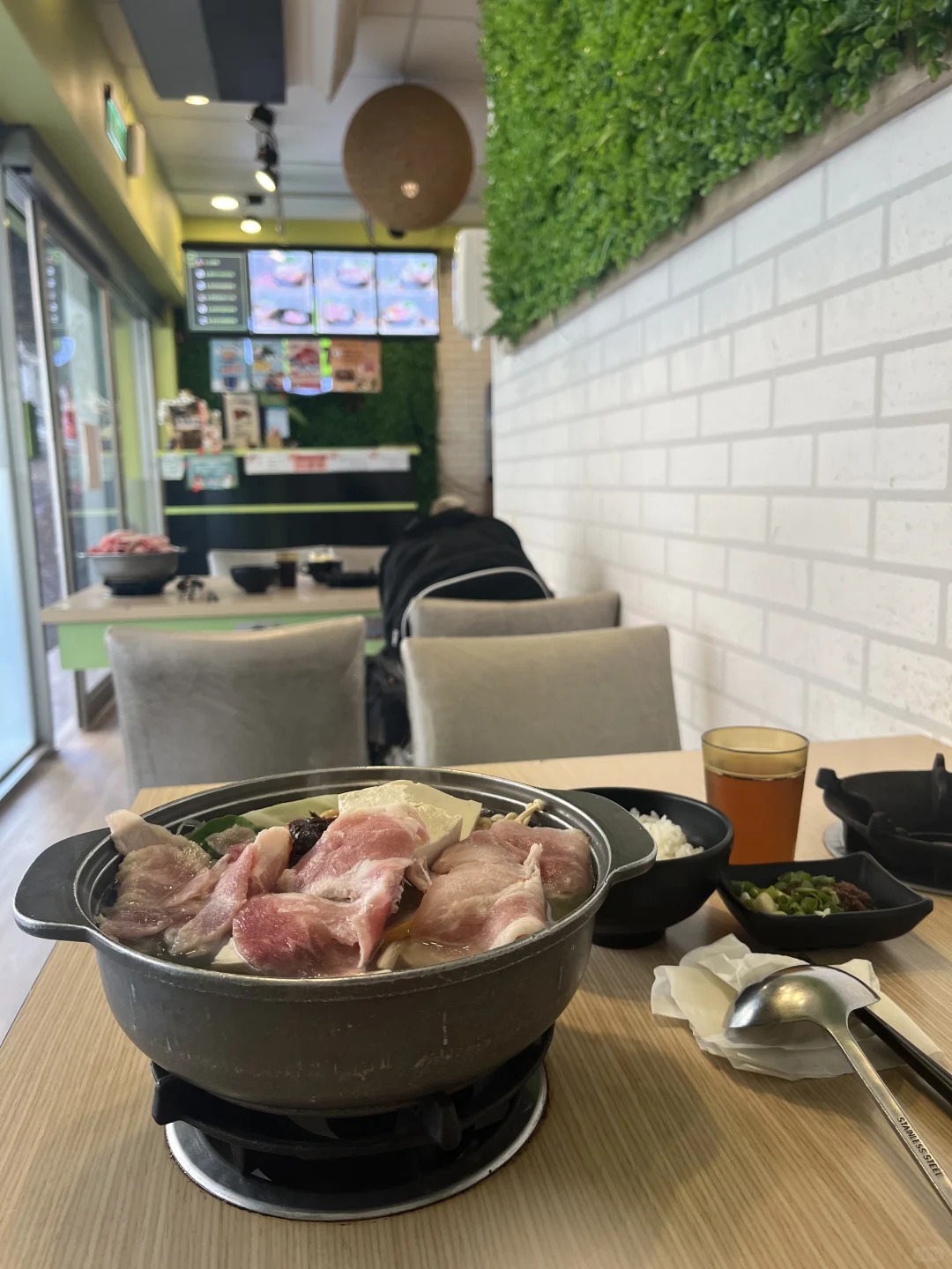 8間桃園小火鍋推薦|唸書4年吃了數十遍的美味,性價比超高的在地美食、吃到飽、麻辣、起司牛奶、酸菜白肉都有(2026更新版) 鍋賣局