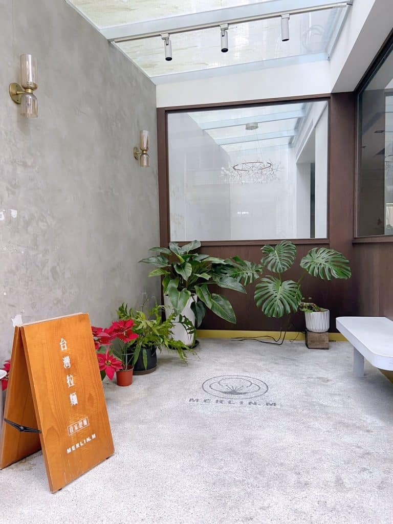 【新北三峽區拉麵】MERLIN.M 梅林麵|三峽美食|文青網美拉麵店 MERLIN.M 梅林麵|店家外觀-2